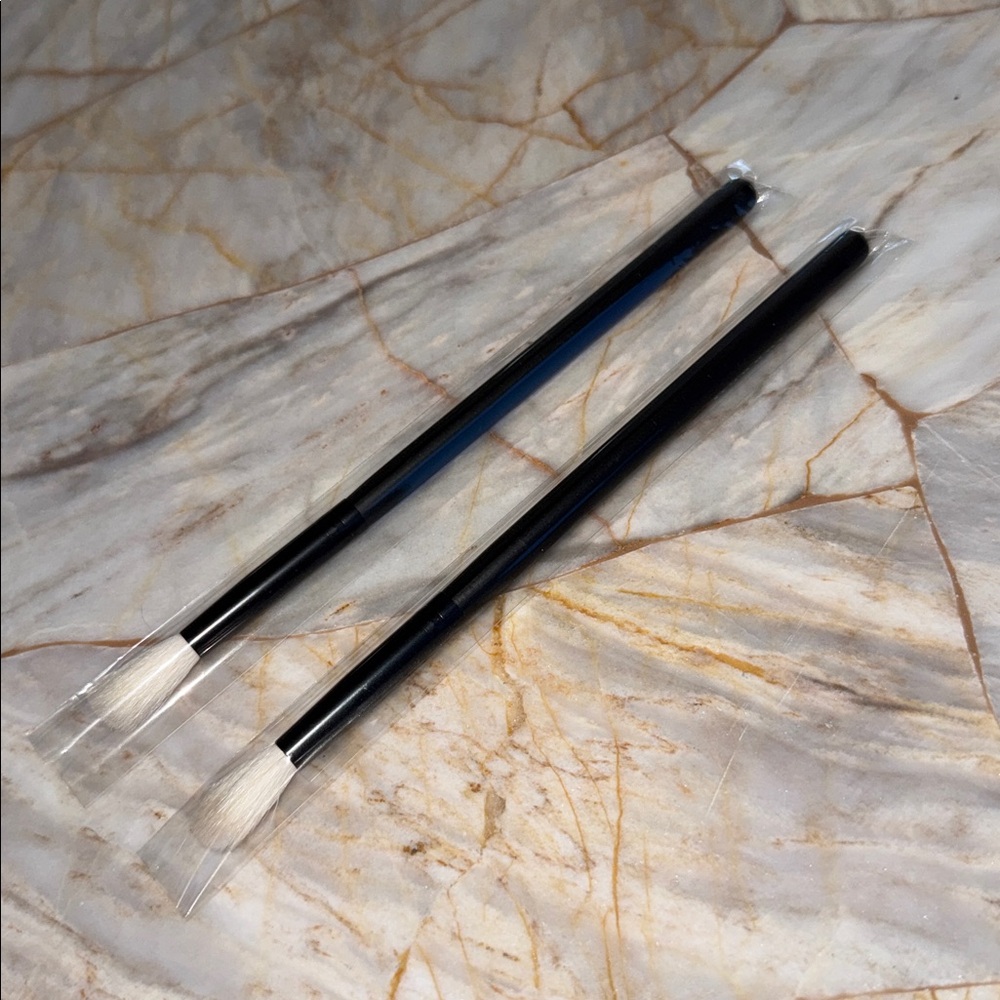 Morphe Black Brushes with White Bristles Set of 2 - Picture 5 of 6